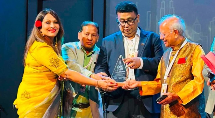 নিউইয়র্কে সম্মাননায় ভূষিত মুন্নী